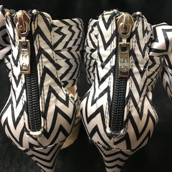 WOW 🤩 | Zigi Soho 4” Heels | Striking B&W & Bows - Picture 10 of 13